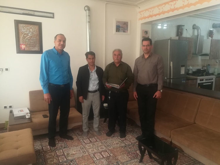 رئیس و کارکنان شبکه دامپزشکی شهرستان بروجن از زحمات همکار بازنشسته تجلیل نمودند. 